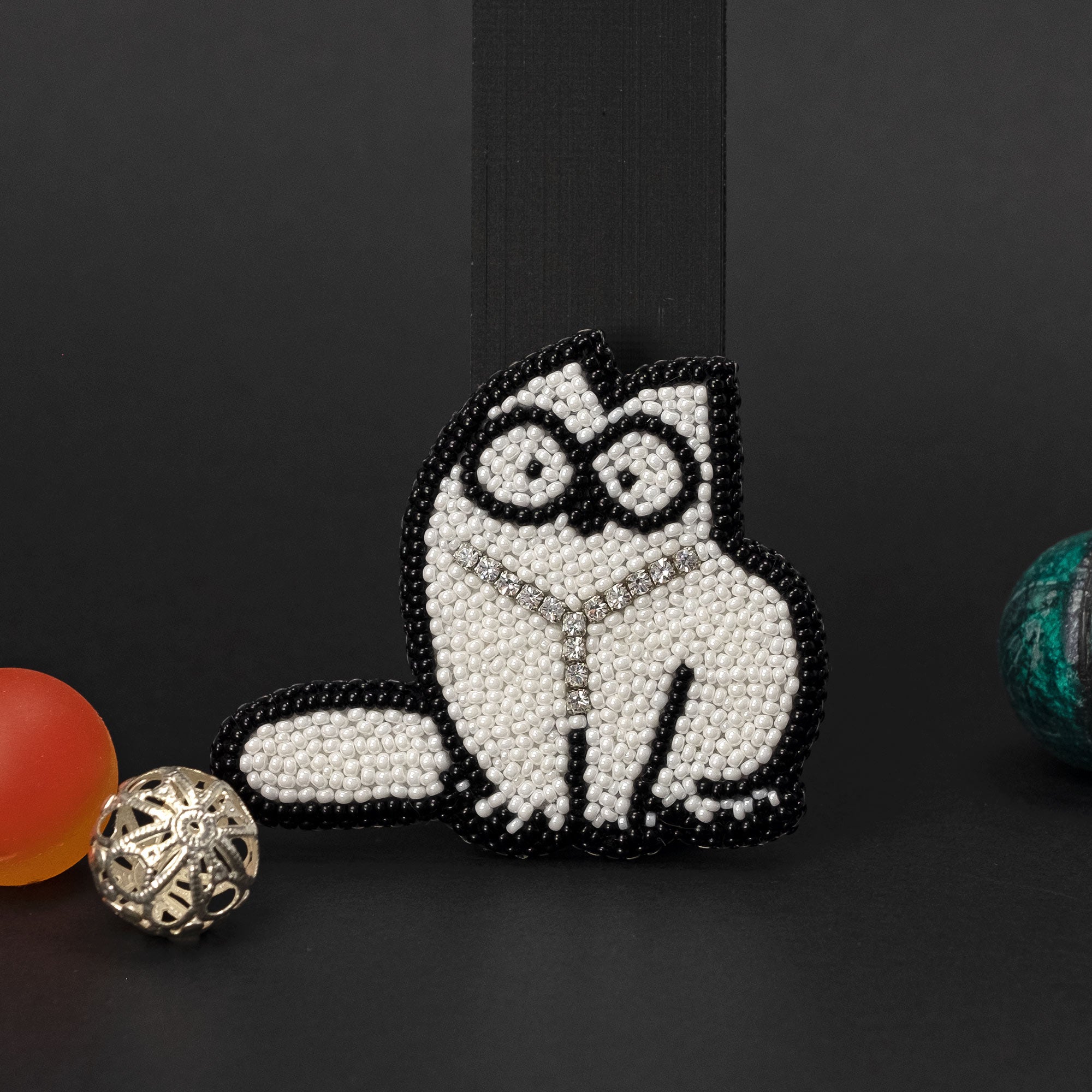 Brooch "White cat"