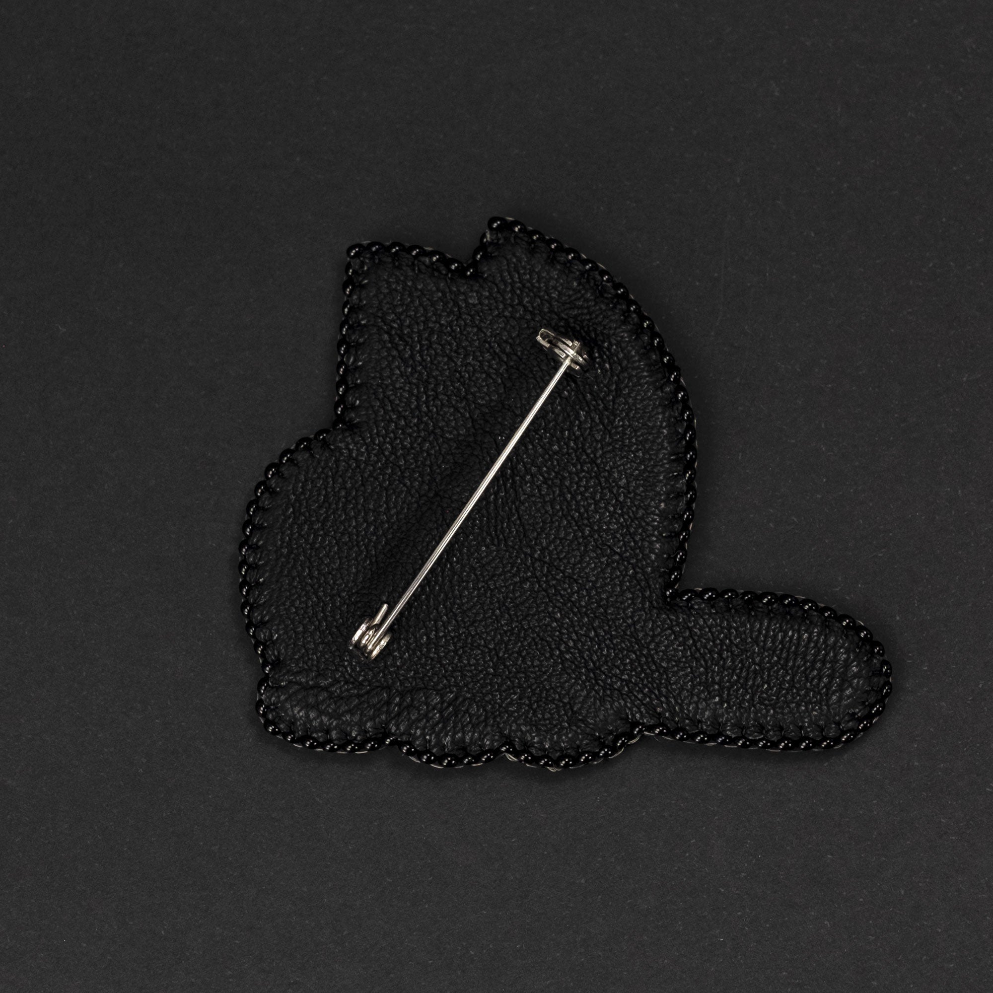 Brooch "White cat"