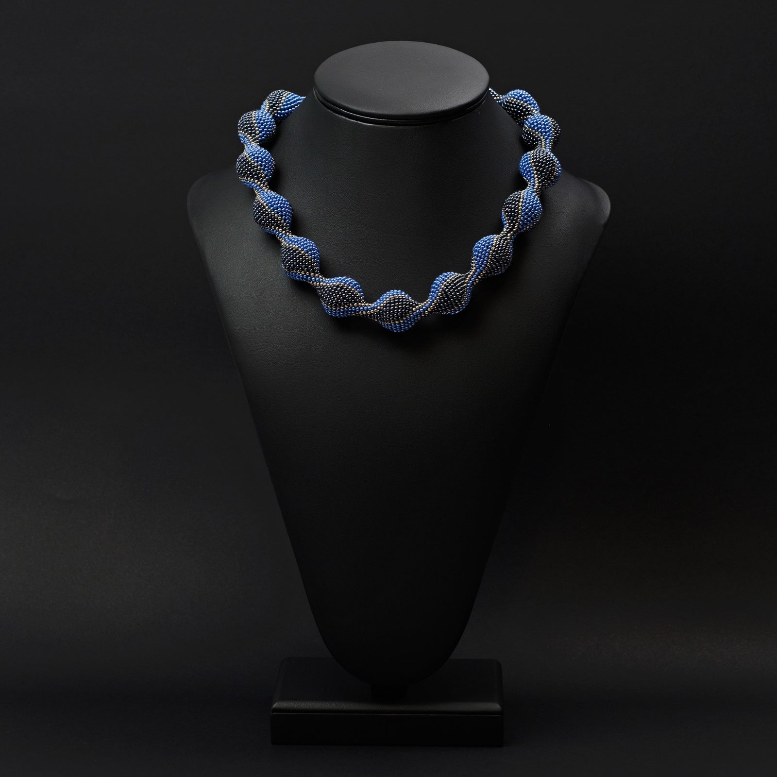 Beaded crochet necklace "Serpentine"